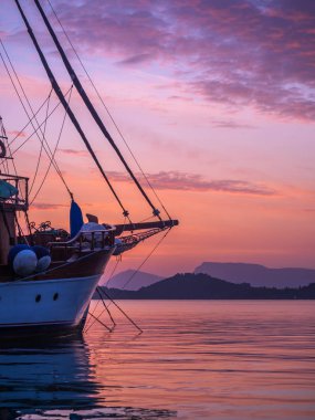Lefkas Adası Yunanistan Nidri Körfezi üzerinde gündoğumu, Yelkenli