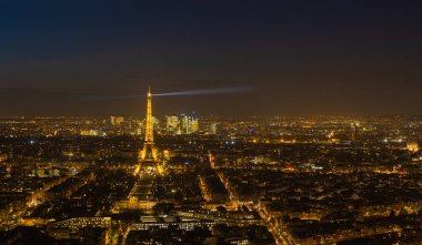 Paris, Fransa - 1 Aralık 2018: Geceleri Paris Montparnasse Kulesi genel bakış