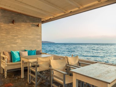 renkli kahve yer Lounge deniz kenarında