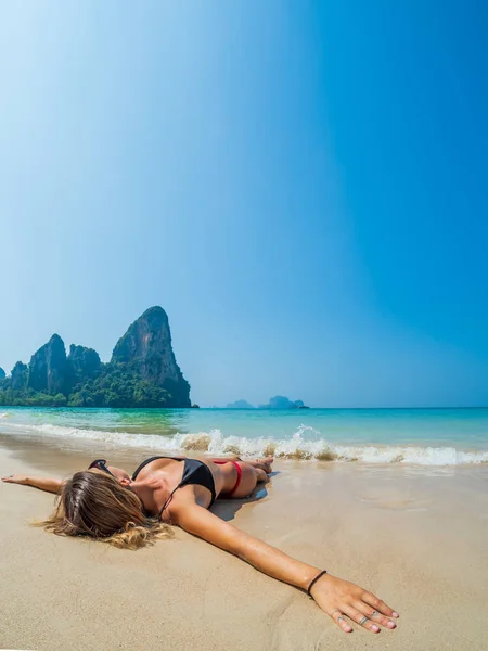 Frau Ruht Sich Tropischen Strand Von Railay Krabi Thailand Aus — Stockfoto