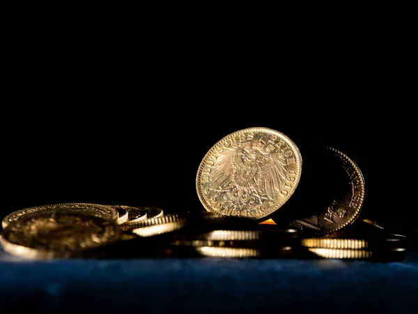 Echte Gouden Munten Donkere Achtergrond — Stockfoto