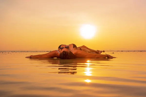 Silhueta Uma Mulher Jovem Apta Praia Pôr Sol — Fotografia de Stock