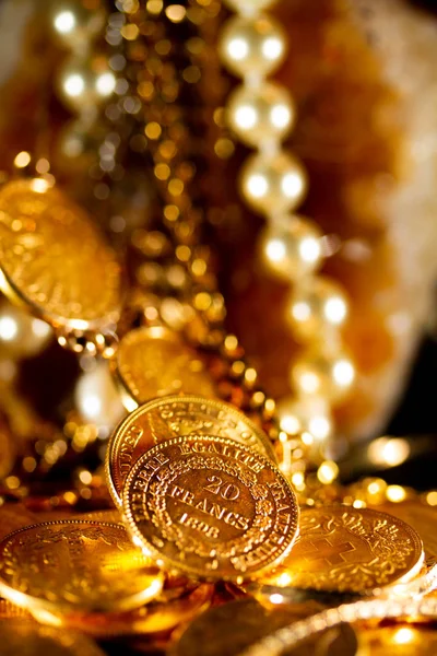Äkta Guld Mynt Över Mörk Bakgrund — Stockfoto