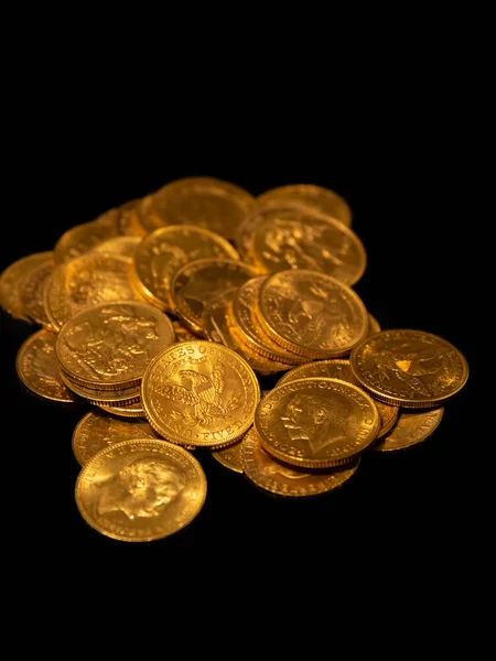 Zbliżenie Pieniądze Prawdziwe Złoto Monety Układania Ciemnym Tle — Zdjęcie stockowe