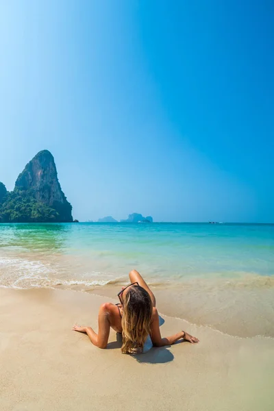 Donna Che Riposa Sulla Spiaggia Tropicale Railay Krabi Thailandia — Foto Stock