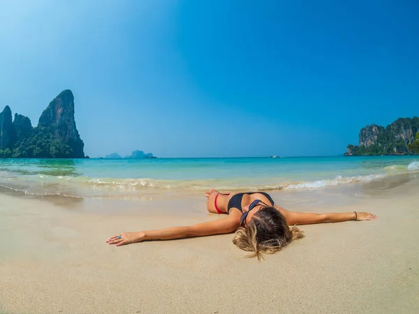 Donna Che Riposa Sulla Spiaggia Tropicale Railay Krabi Thailandia — Foto Stock
