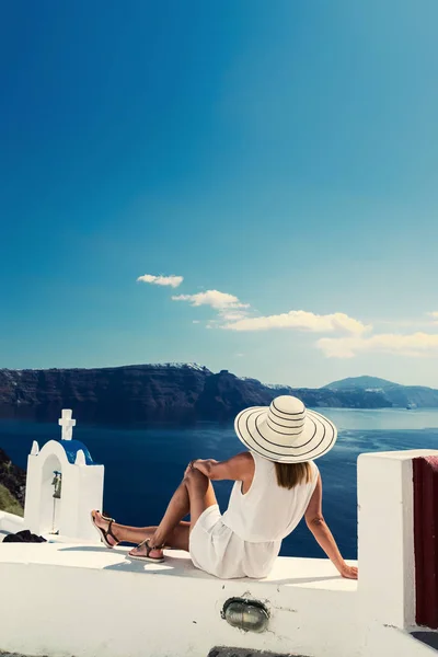 Voyage Luxe Femme Vacances Regardant Vue Sur Île Santorin Grèce — Photo