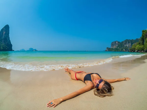 Жінка Відпочиває Тропічний Пляж Рейлей Крабі — стокове фото