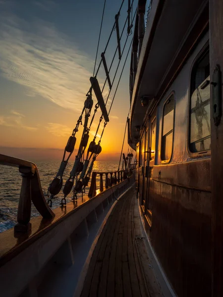 Puesta Sol Cubierta Del Velero Mientras Navegaba Las Cícladas Grecia —  Fotos de Stock