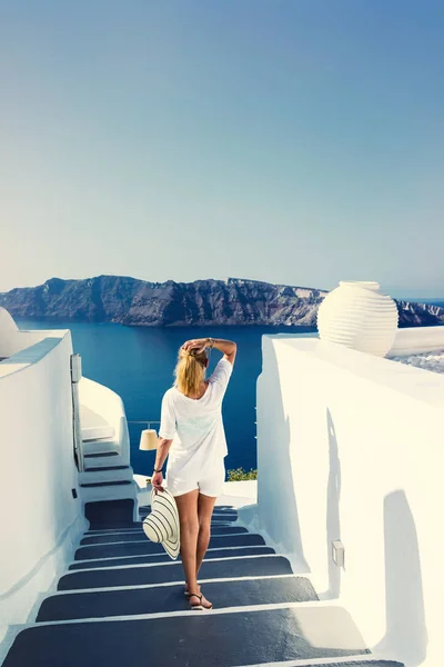 Mujer Vacaciones Lujo Mirando Vista Isla Santorini Grecia Increíble Vista — Foto de Stock