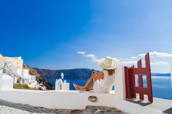 Viagem Luxo Mulher Férias Olhando Para Vista Ilha Santorini Grécia — Fotografia de Stock