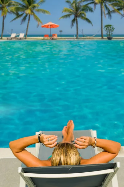 Yaz Tatilinde Havuzda Dinlenen Güzel Bir Kadın — Stok fotoğraf