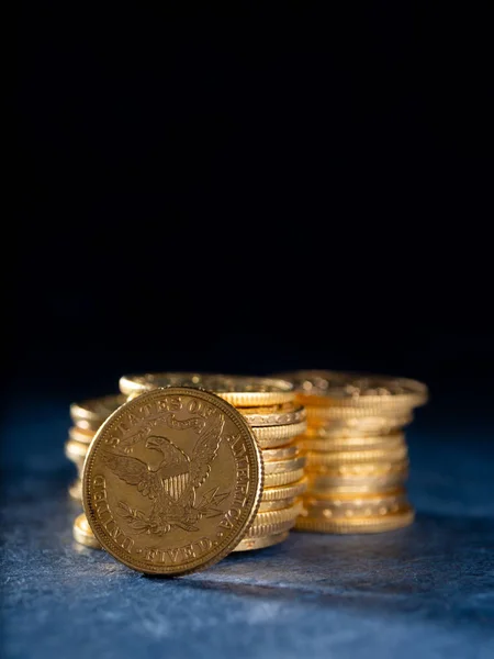 Echte Goldmünzen Auf Dunklem Hintergrund — Stockfoto