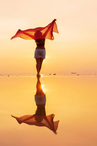 Mooie Vrouw Aan Het Strand Thailand Bij Zonsondergang — Stockfoto