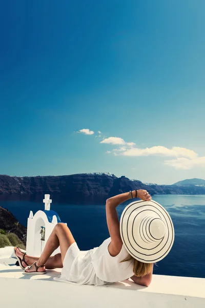 Viagem Luxo Mulher Férias Olhando Para Vista Ilha Santorini Grécia — Fotografia de Stock