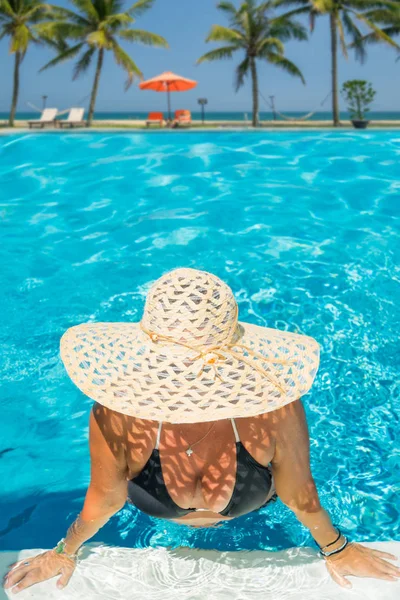 Vacker Kvinna Vid Poolen Tropical Resort — Stockfoto