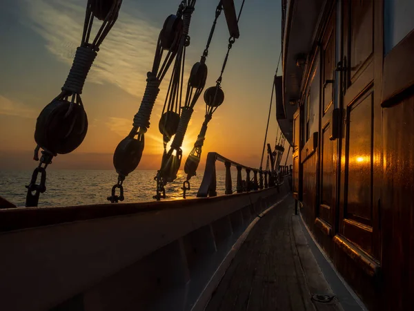 Solnedgång Segelbåt Däck Cruisar Kykladerna Grekland — Stockfoto