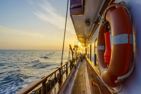 Sunset Sailboat Deck While Cruising Cyclades Greece — Stock Photo, Image