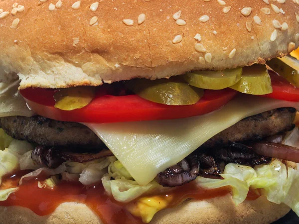 Μεγάλο Νόστιμο Χάμπουργκερ Cheeseburger Ψητό Κρέας Τυρί Ντομάτα Μπέικον Κρεμμύδι — Φωτογραφία Αρχείου