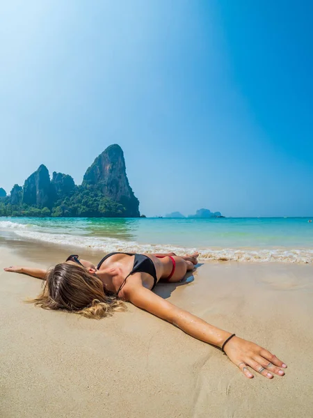 Kvinna Som Vilar Den Tropiska Stranden Railay Krabi Thailand — Stockfoto