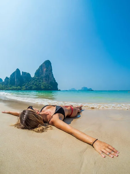 Woman Resting Tropical Beach Railay Krabi Thailand — Stock Photo, Image