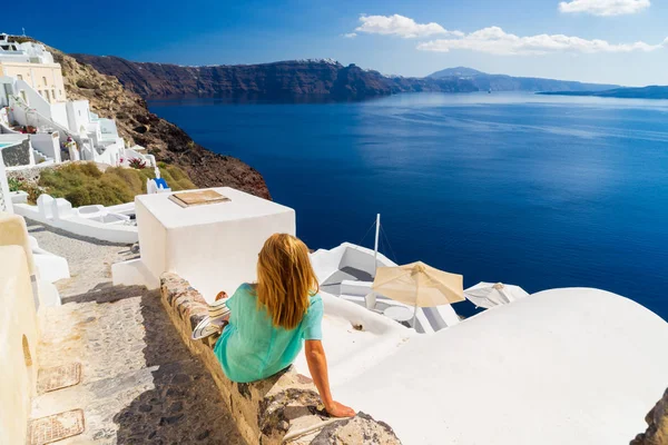 Mujer Vacaciones Lujo Mirando Vista Isla Santorini Grecia Increíble Vista — Foto de Stock