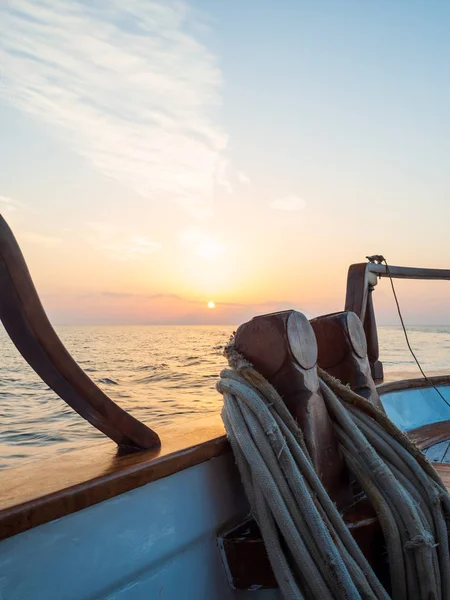 Puesta Sol Cubierta Del Velero Mientras Navegaba Las Cícladas Grecia —  Fotos de Stock