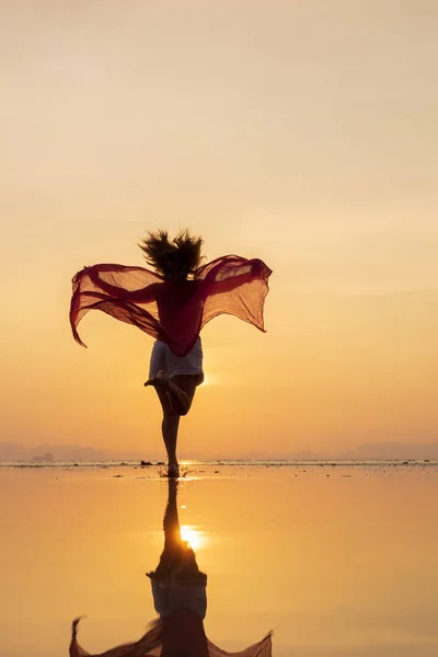 美丽的女人在海滩在泰国日落 — 图库照片