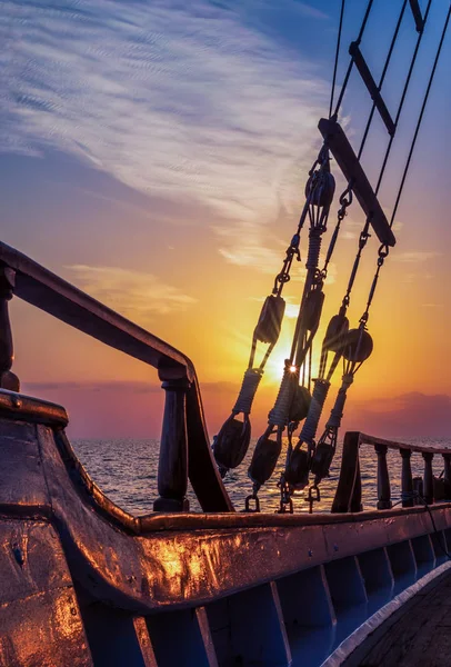 Kiklad Adaları Yunanistan Seyir Sırasında Yelkenli Güverte Günbatımında — Stok fotoğraf