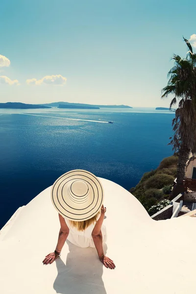 Vacanza Lusso Donna Guardando Vista Sull Isola Santorini Grecia Incredibile — Foto Stock