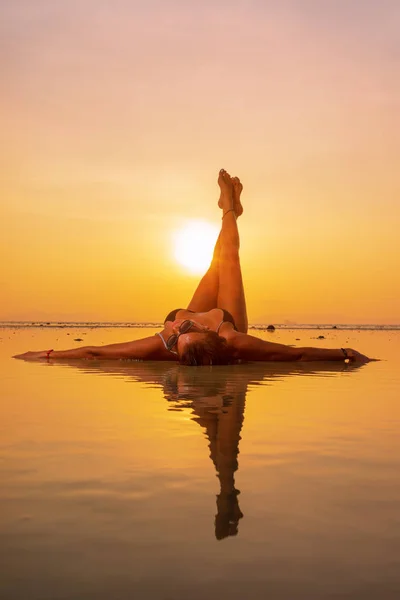 Silhueta Uma Mulher Jovem Apta Praia Pôr Sol — Fotografia de Stock