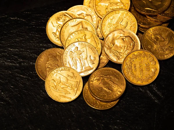 Primer Plano Oro Real Dinero Moneda Apilamiento Sobre Fondo Oscuro — Foto de Stock