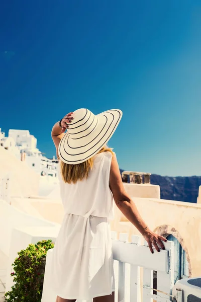 Mujer Vacaciones Lujo Mirando Vista Isla Santorini Grecia Increíble Vista — Foto de Stock