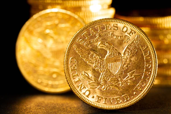 Monedas Oro Real Sobre Fondo Oscuro — Foto de Stock