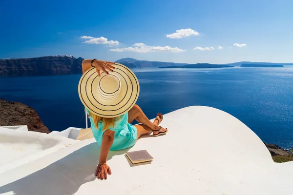 ギリシャのサントリーニ島の景色を眺める豪華な旅行休暇の女性 海とカルデラの素晴らしい景色 — ストック写真