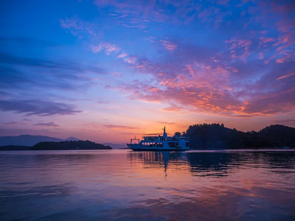 Barco Ferry Amanecer Bahía Nidri Isla Jónica Lefkas Grecia —  Fotos de Stock