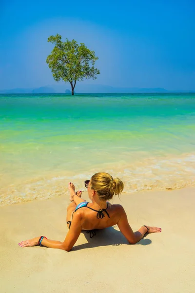 Mulher Bonito Relaxar Praia Tropical Verão Férias Inverno Paraíso — Fotografia de Stock