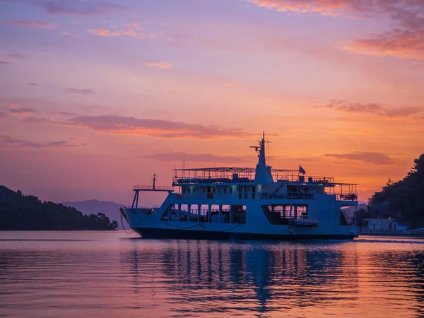 Ferry Båt Vid Soluppgången Den Bay Nidri Lefkas Joniska Grekland — Stockfoto