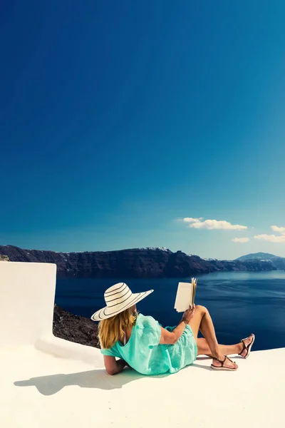 Mujer Vacaciones Lujo Mirando Vista Isla Santorini Grecia Increíble Vista —  Fotos de Stock