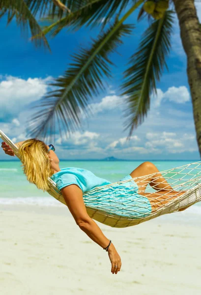 Mujer Sentada Hamaca Playa Concepto Viajes Vacaciones —  Fotos de Stock
