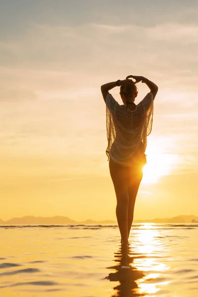 Mooie Vrouw Aan Het Strand Thailand Bij Zonsondergang — Stockfoto