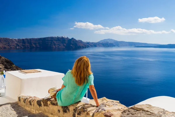 Luxury Travel Vacation Woman Looking View Santorini Island Greece Amazing — Stock Photo, Image