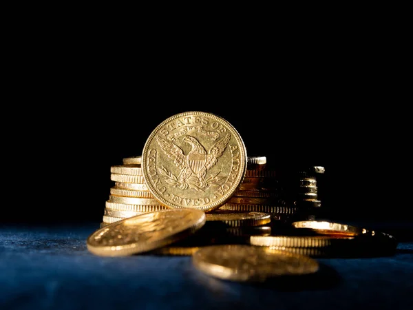 Monedas Oro Real Sobre Fondo Oscuro — Foto de Stock