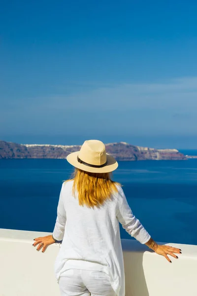 Voyage Luxe Femme Vacances Regardant Vue Sur Île Santorin Grèce — Photo