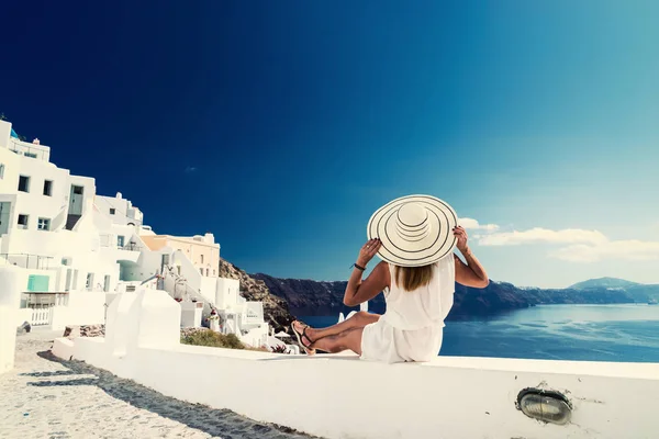 Viagem Luxo Mulher Férias Olhando Para Vista Ilha Santorini Grécia — Fotografia de Stock