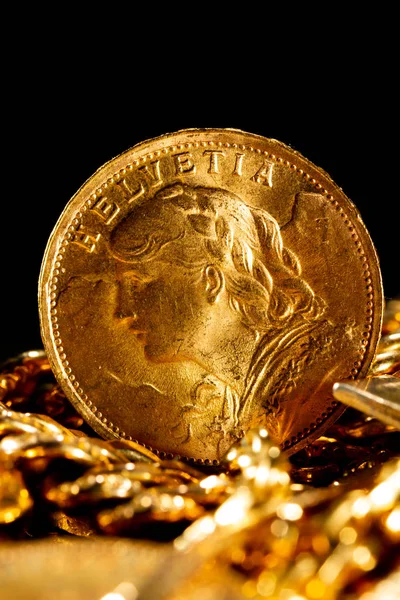 黑暗背景下的真实金币 — 图库照片