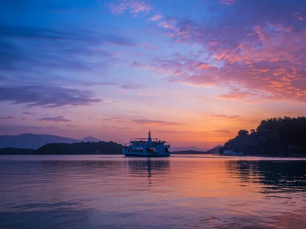 Barco Ferry Amanecer Bahía Nidri Isla Jónica Lefkas Grecia —  Fotos de Stock