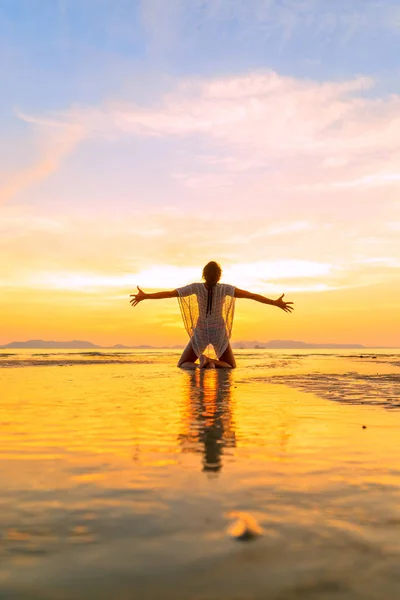 Vacker Kvinna Stranden Thailand — Stockfoto