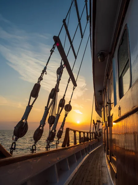 Tramonto Sul Ponte Della Barca Vela Durante Crociera Nelle Cicladi — Foto Stock