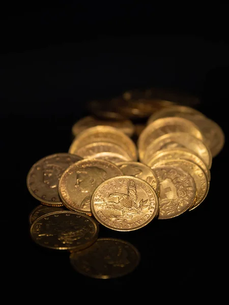 Κοντινό Πλάνο Του Χρήματα Πραγματικό Χρυσό Κέρμα Στοίβαγμα Σκούρο Φόντο — Φωτογραφία Αρχείου